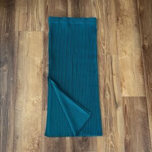 5/$25🌼 Teal Ribbed Knit Midi Skirt with slit